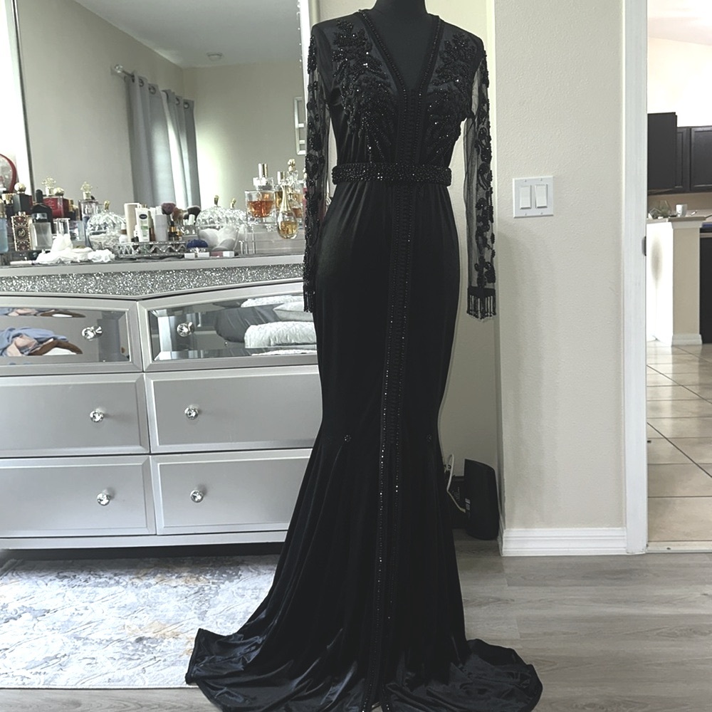 Black sexy  3/4 Long Sleeve V-Neck Gown size Medium new without tags no belt